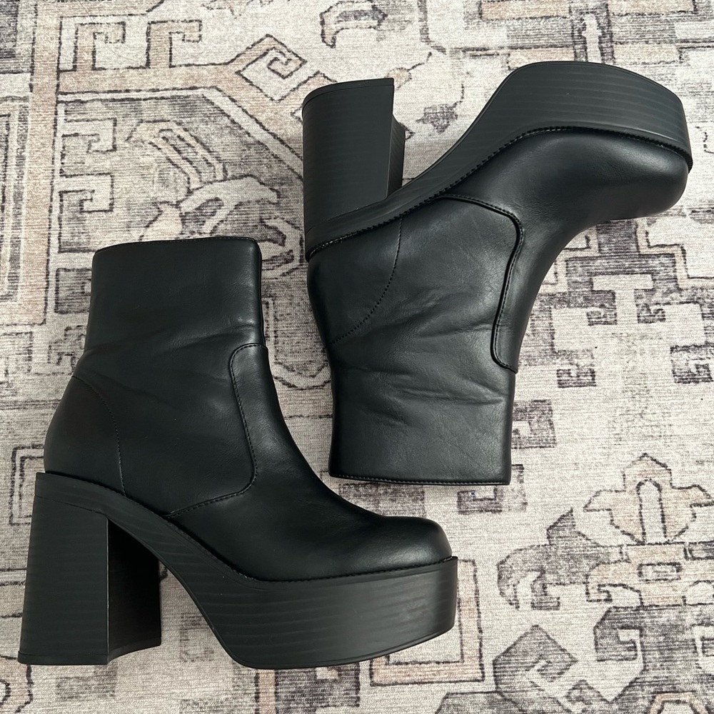 Steve Madden Grace Black platform booties size 6- new